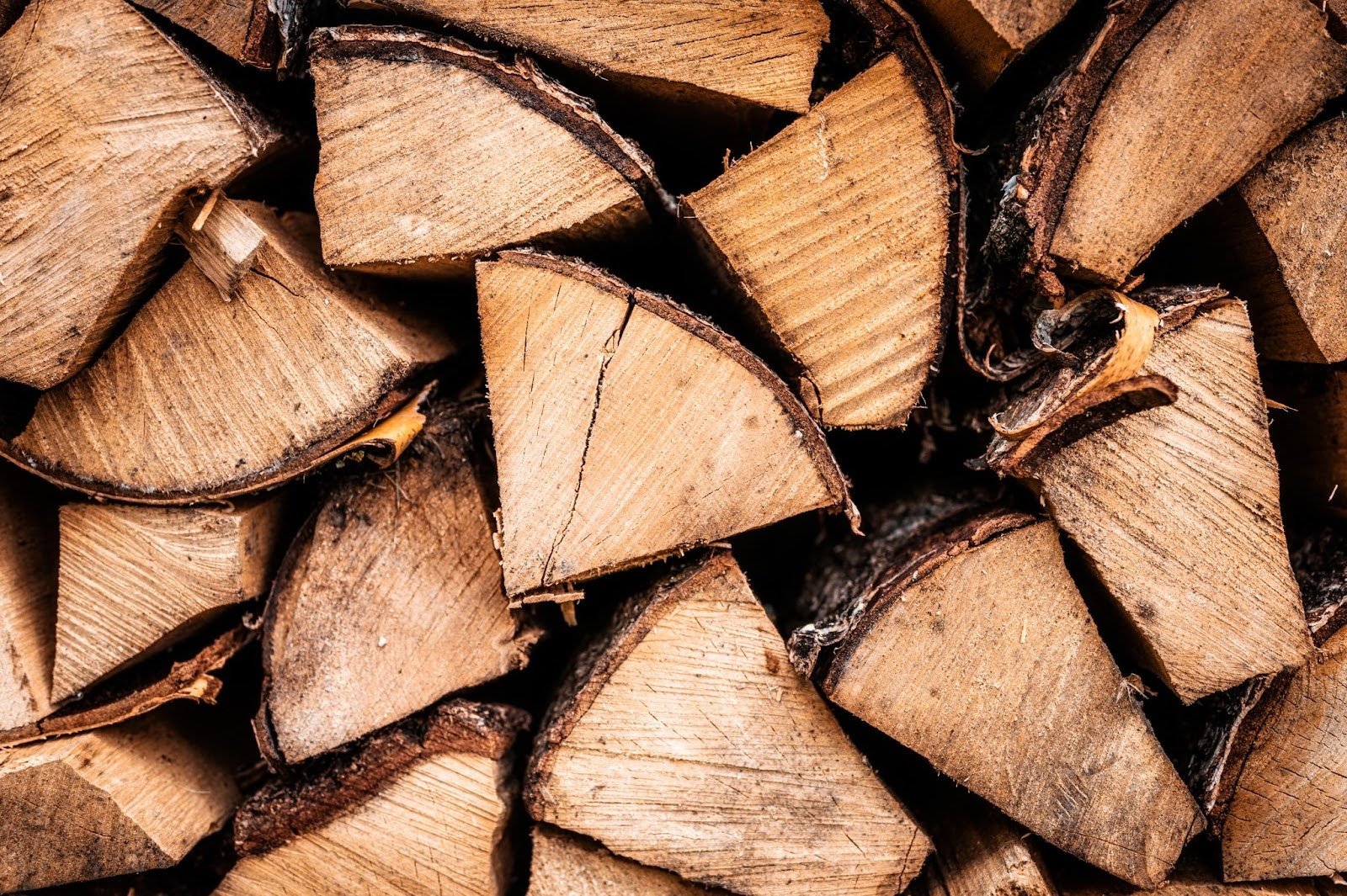 Where to Buy Kiln-Dried Logs & Smokeless Fuel in Sunbury on Thames